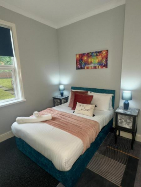 Elegant 5 Bedrooms Split Level Birmingham City Apartment